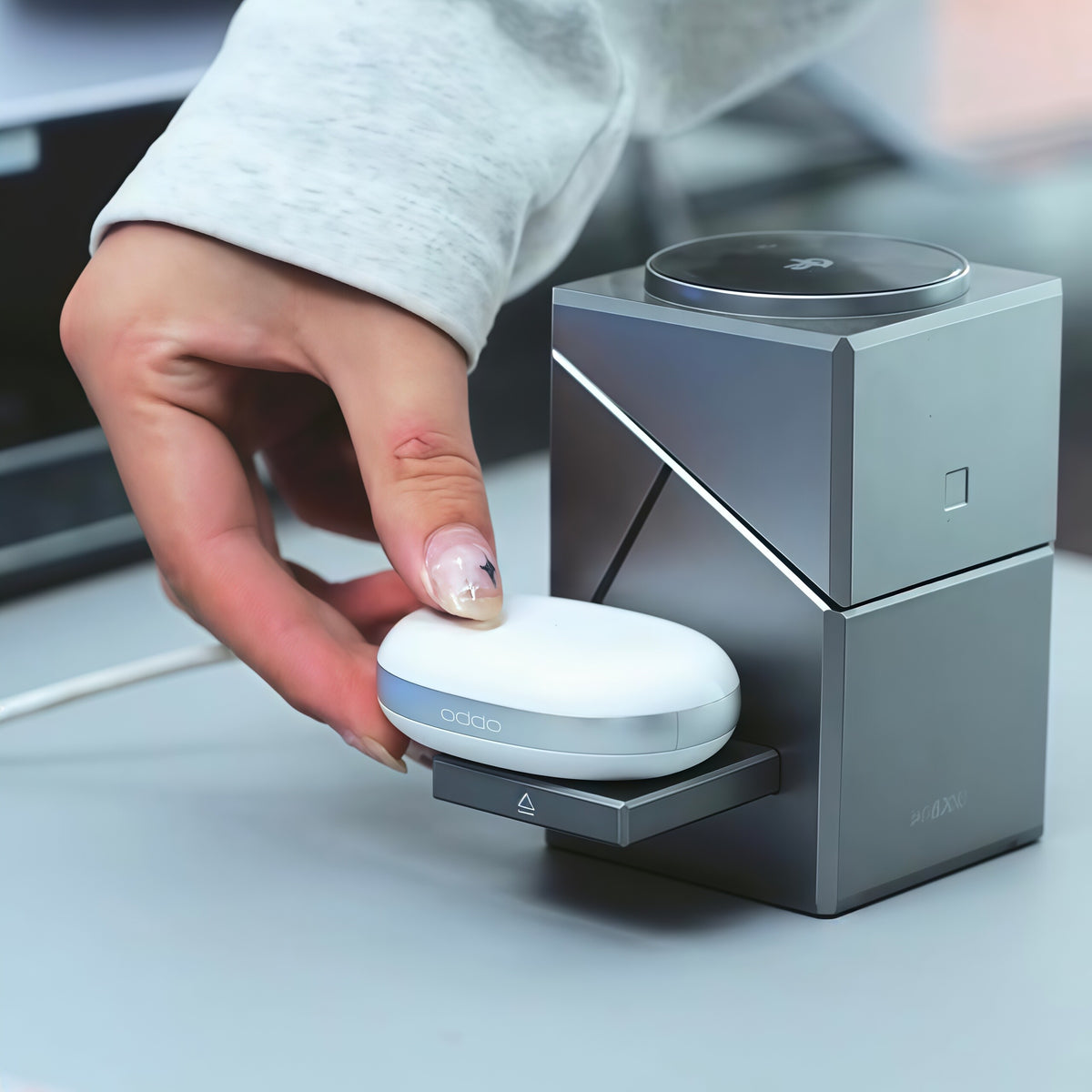 Foldable Avora Axis charging dock on a desk